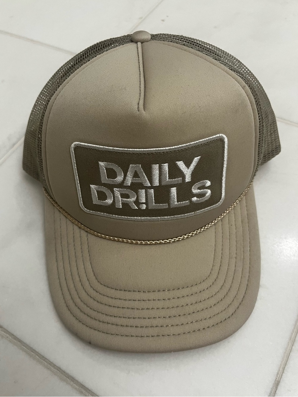 DAILY DRILLS Logo Patch Trucker Hat - Cream Tan & White